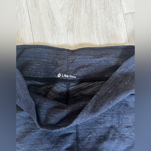 Lululemon LikeNew leggings size 6 - Picture 2 of 3